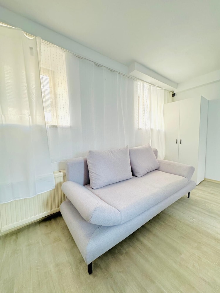 Comfortable 2BR Apt for 7 Guests