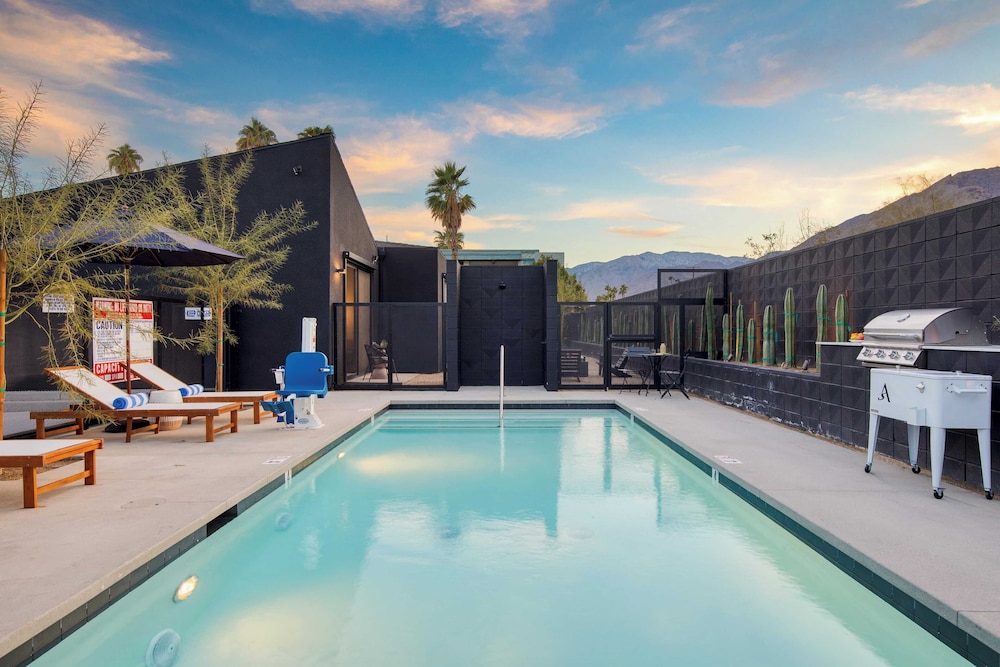 Blackhaus B : 4 Bedroom Suite by Avantstay 4-rooms