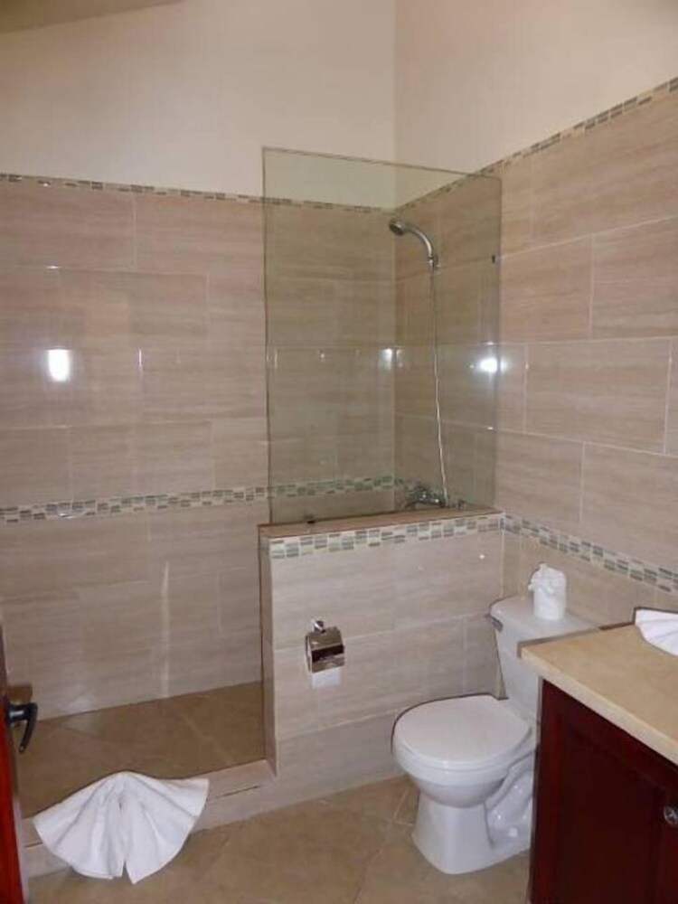 Touch of Elegance! 6 Bedroom Near the Beach