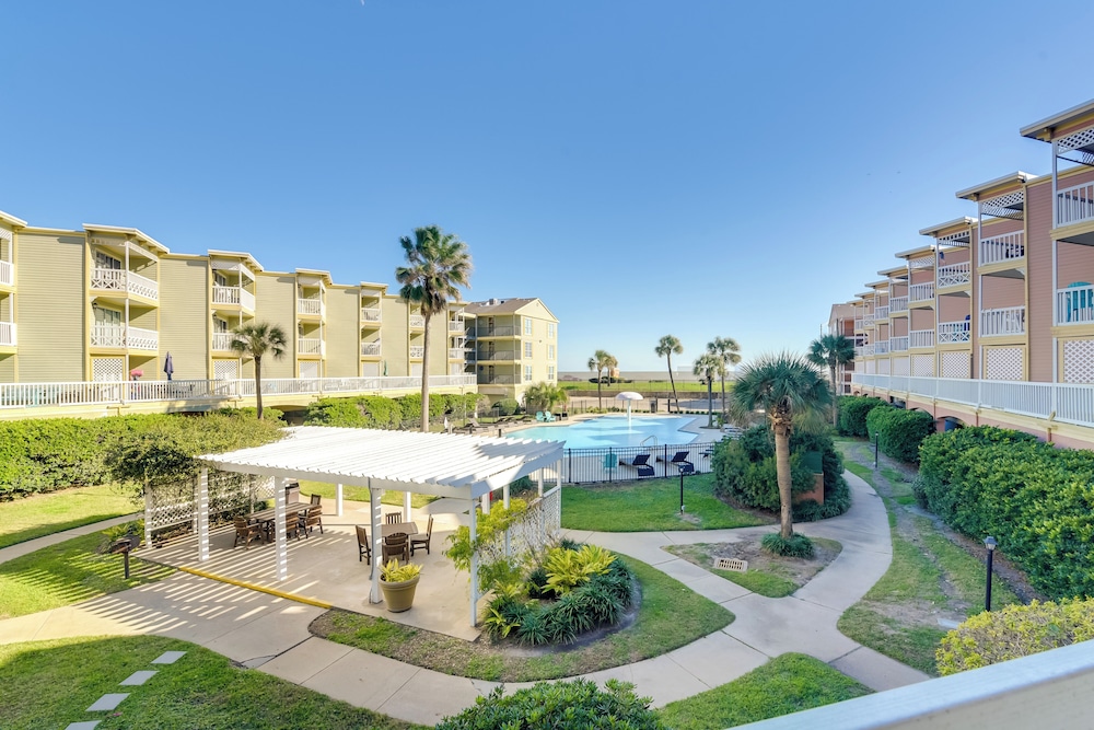 Walk to Galveston Beach: Resort Condo w/ Perks!