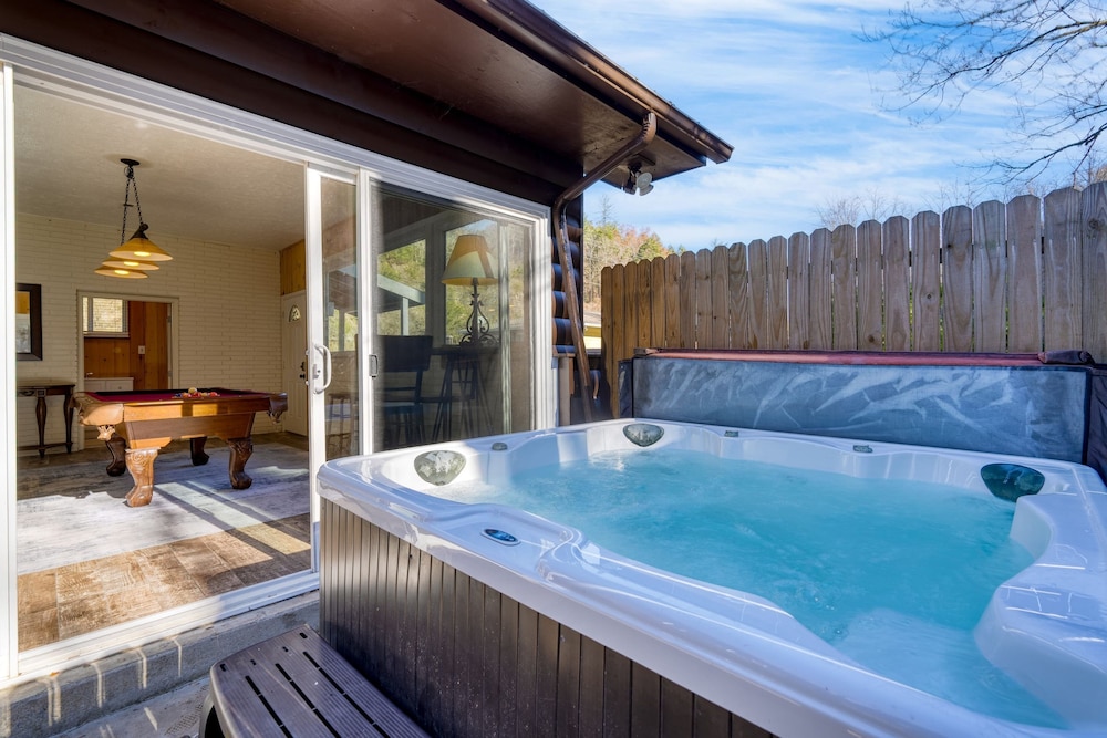 Creekside Haven Gatlinburg Escape by a Bubbling Creek Near Top Attractions