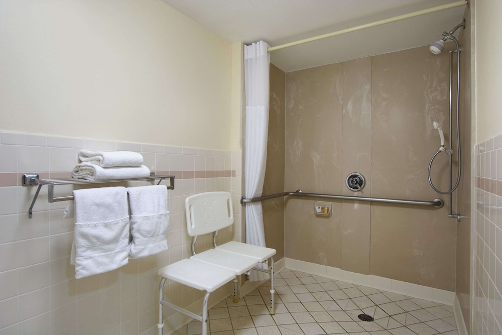 Longview Vacations - Days Inn by Wyndham Longview South - Property Image 12