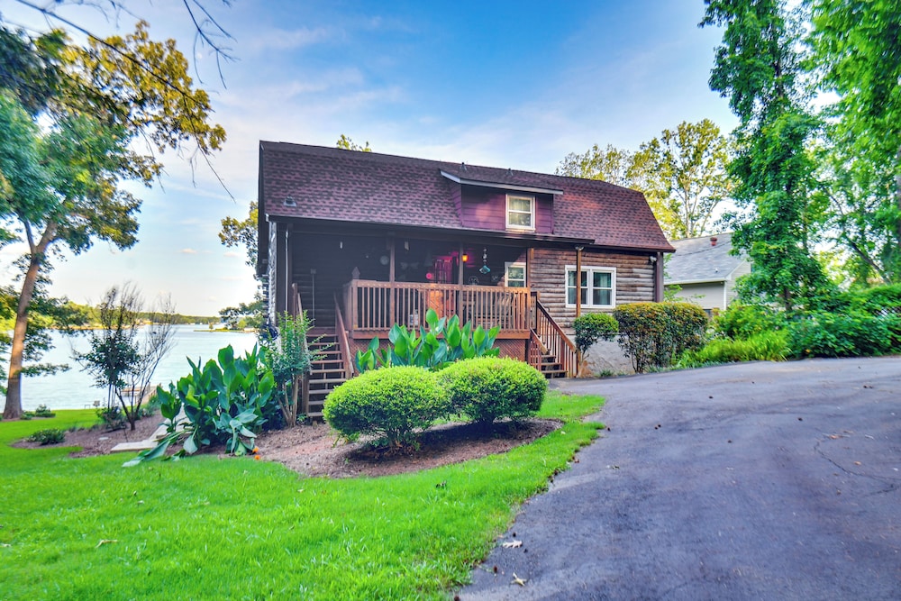 Waterfront Cabin on Lake Sinclair w/ Private Dock!