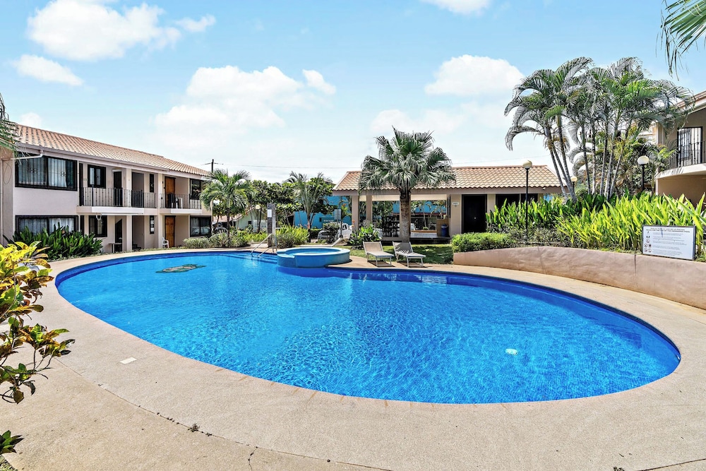 2-BD Condo with Pool, Walk to Beach