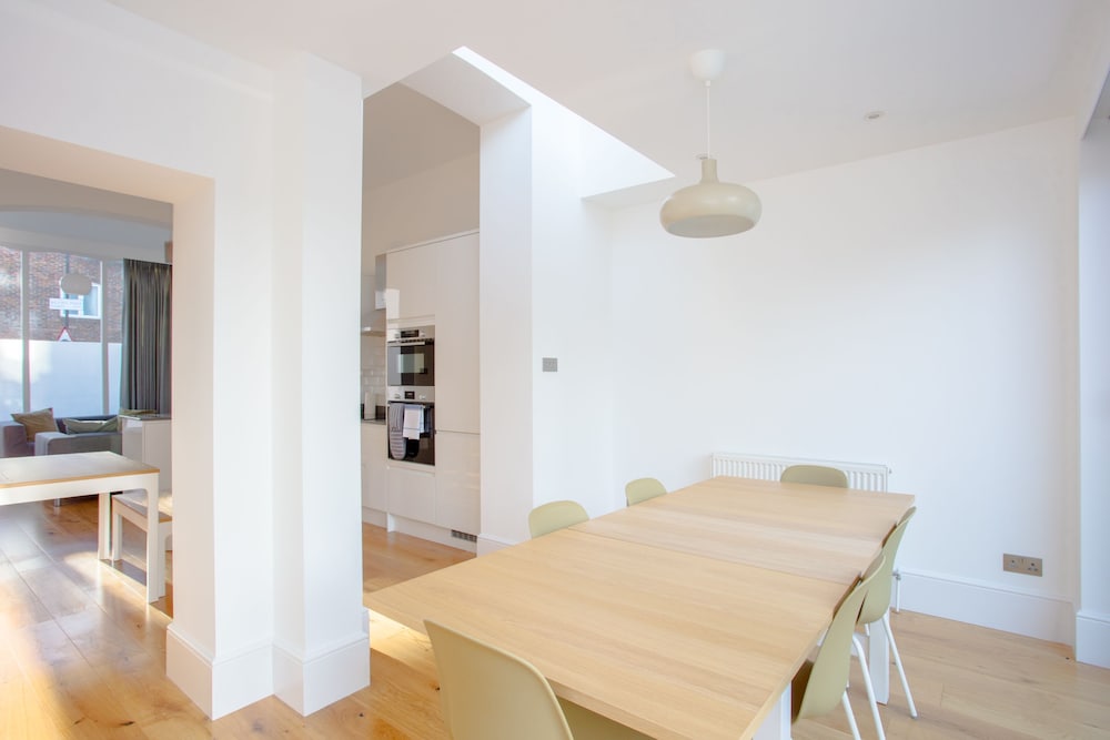 Newly Refurbished Modern 3 Bedroom Apartment in Affluent Fulham