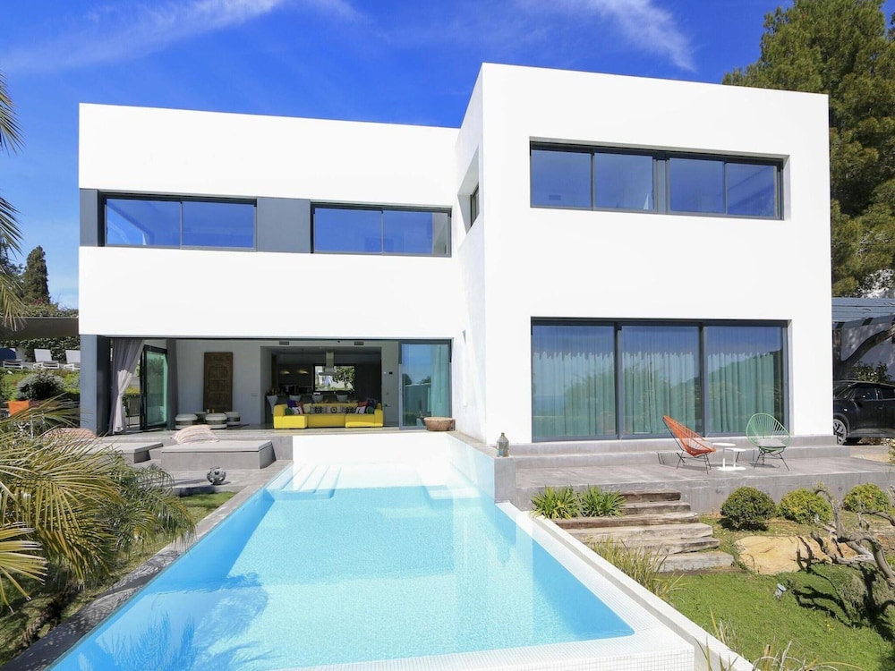 Holiday Home With Manicured Gardens