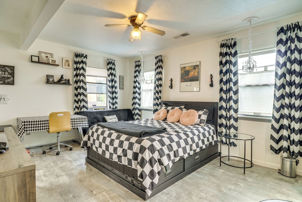 Outdoor Bar & Large Pool: Retro ABQ Retreat!