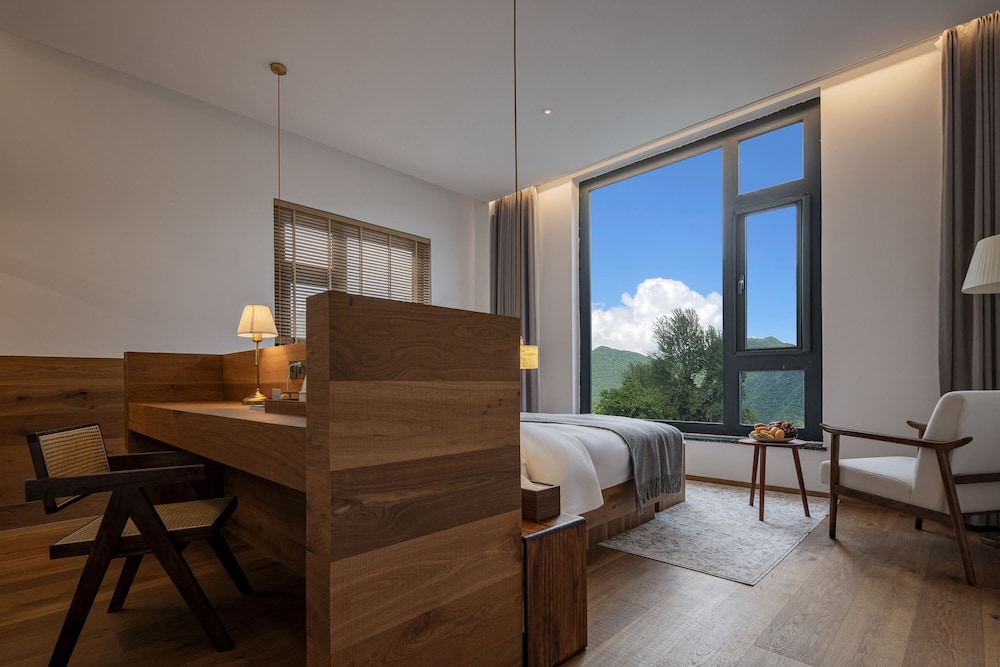Yunfu Mid Hill Resort Hotel