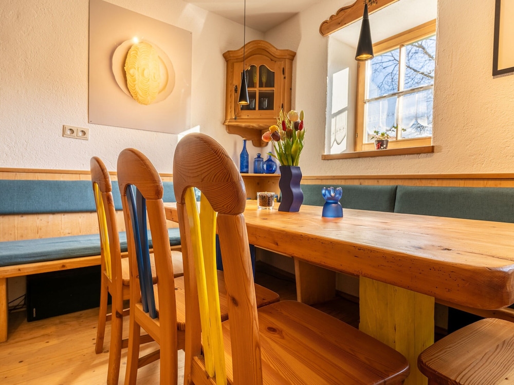 Historic Farmhouse: 200 Years old Meets new