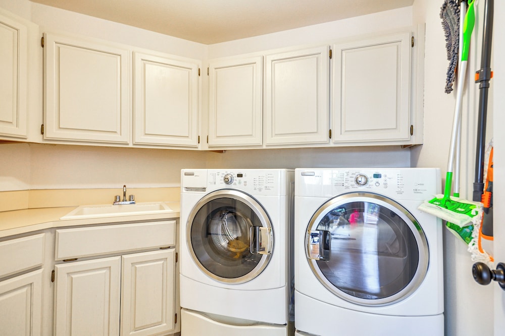 Near Shops & Cafes: Beaverton Haven w/ Luxe Decor!
