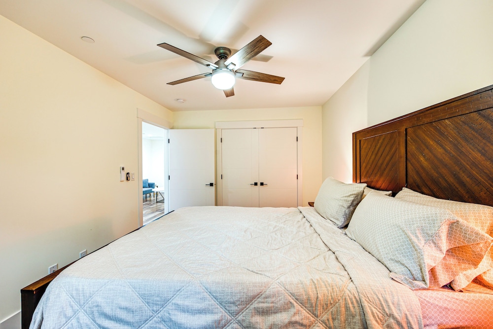 Quiet PNW Base: Walkable Apt in Normandy Park