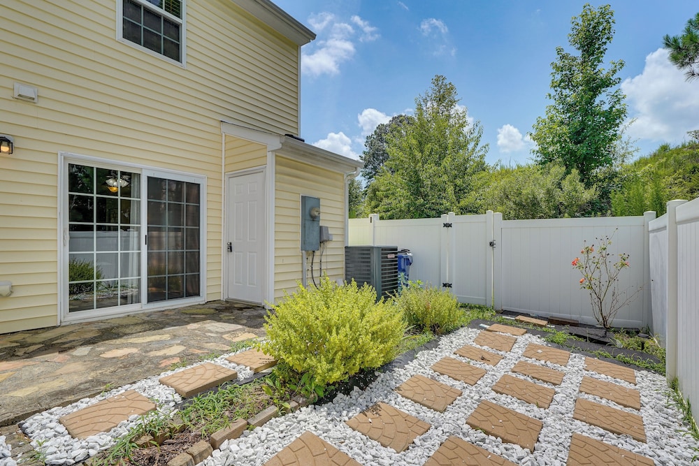 6 Mi to Dtwn Raleigh: Townhome w/ Fenced Patio!