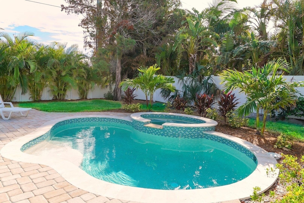 Ebb Tide 3 Bedroom Home by RedAwning