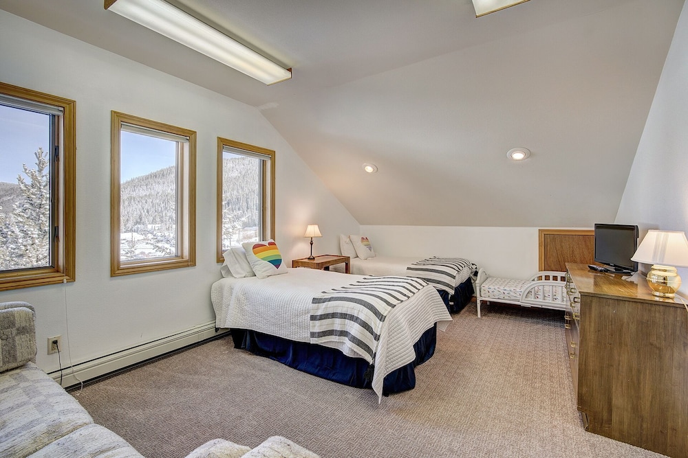 Evans Mountain Lodge view 4