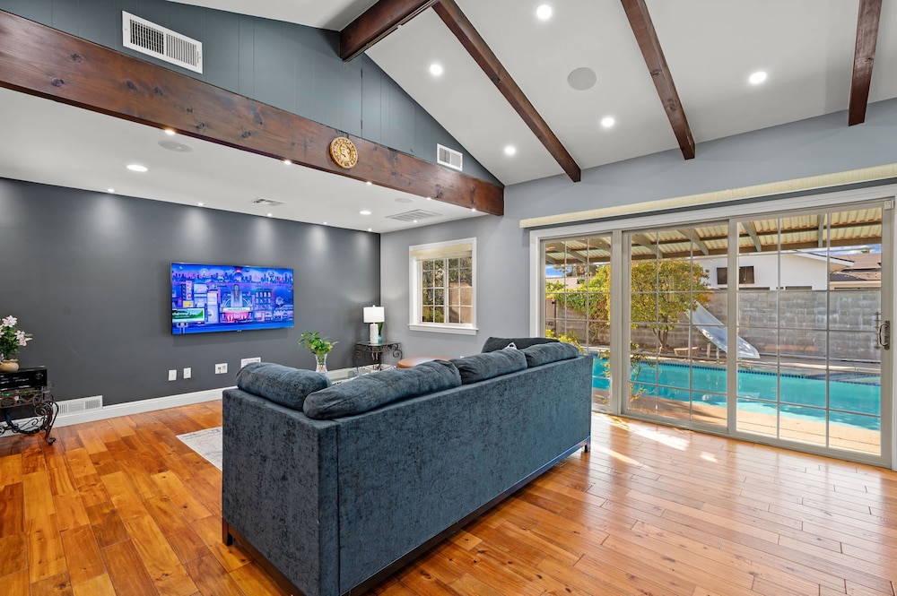 Luxury Estate With Sparkling Pool Elegant Amenities