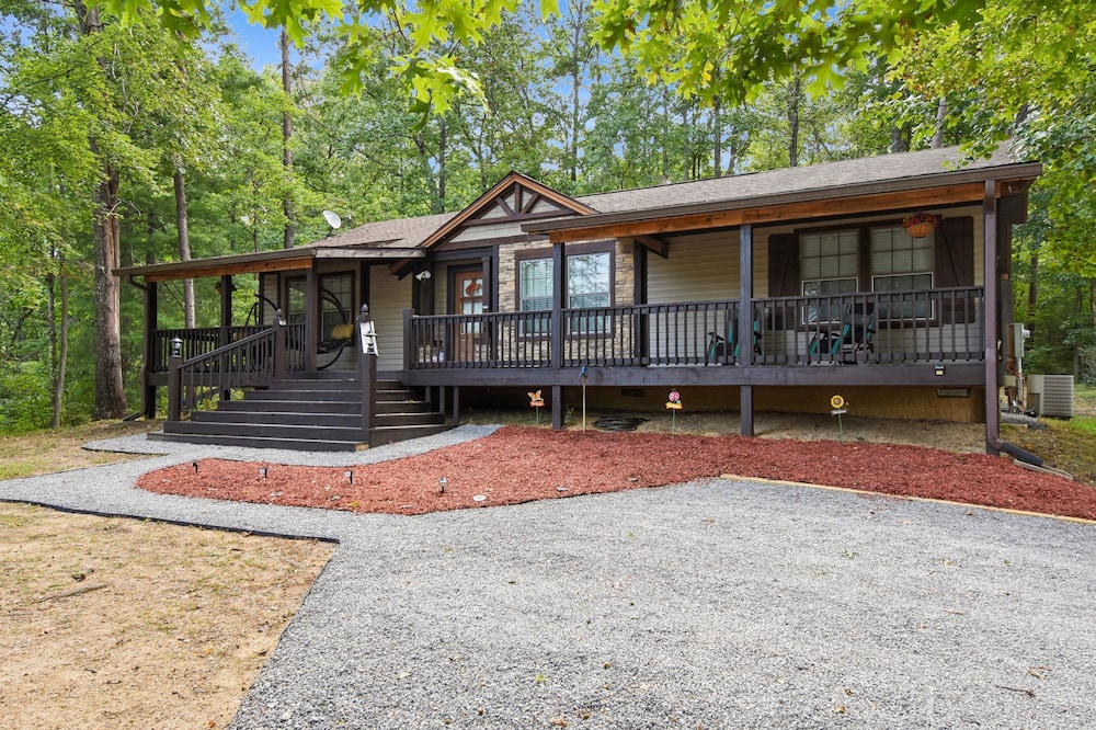 Cozy Cove Escape - Lakeside Retreat 3 Bedroom Cabin