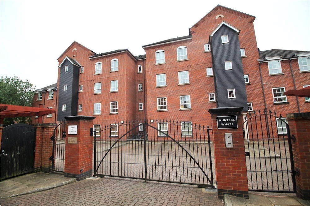Select Serviced Accommodation - Hunters Wharf view 5