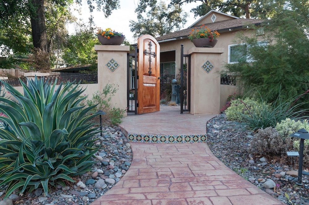 Large Groups Sequoia Park, CA Coast Wineries, Skiing. Enjoy Fire Pit, Hot Tub, Outdoor Kitchen