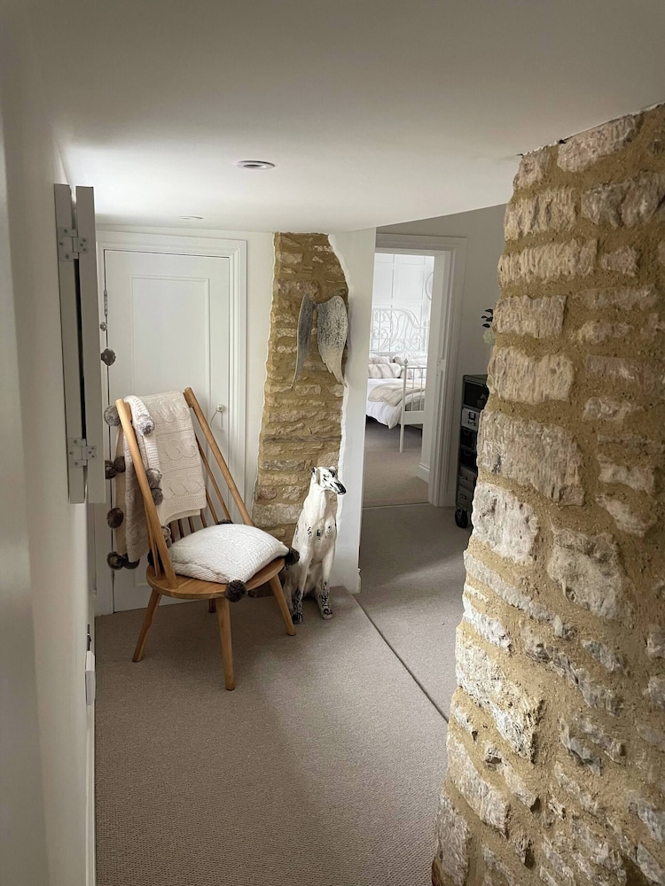 Cottage on High Street, own Parking and EV Charger