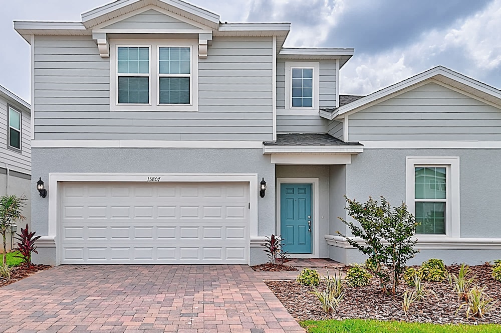 15807 Luxury 8 Bedroom Family Home With Game Room
