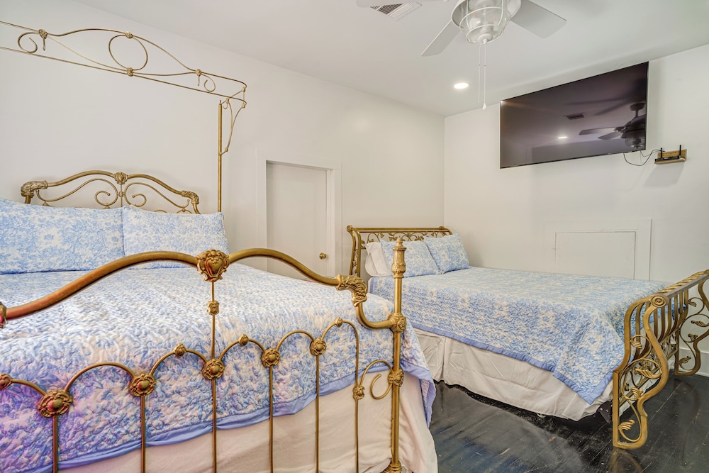 2 Mi to Gator Chateau: Vibrant Home w/ Balcony