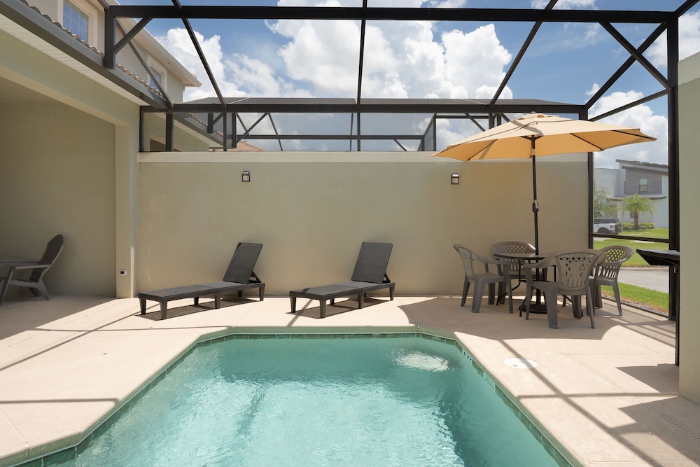 Comfort Stay With Pool Near Attractions