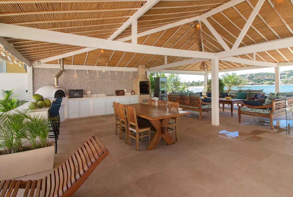Mansão Pé na Areia Ferradura com 4Suítes