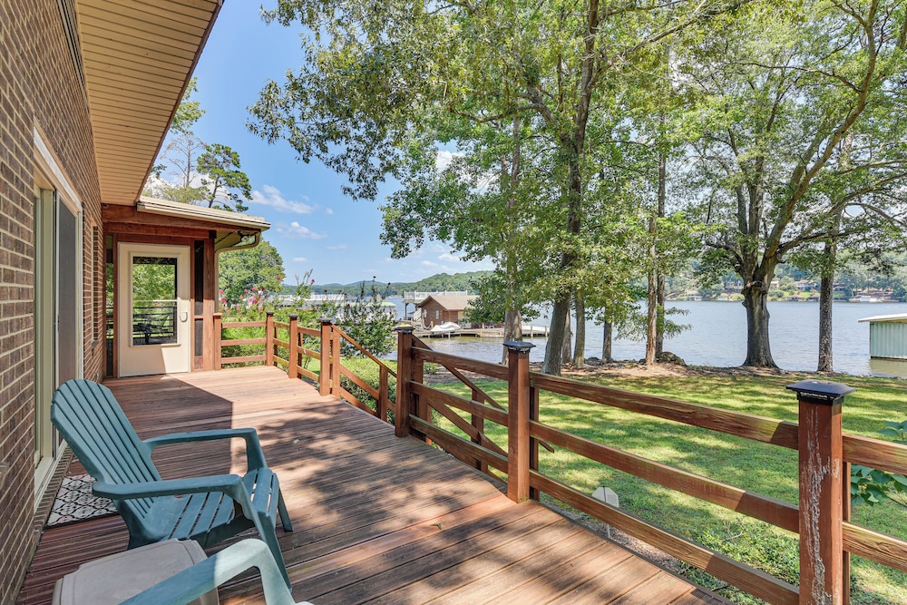 On Lake Tillery: Spacious Home w/ Screened Porch!