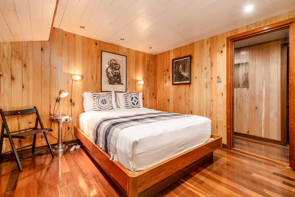 Luxury Canary Wharf House Boat view 5