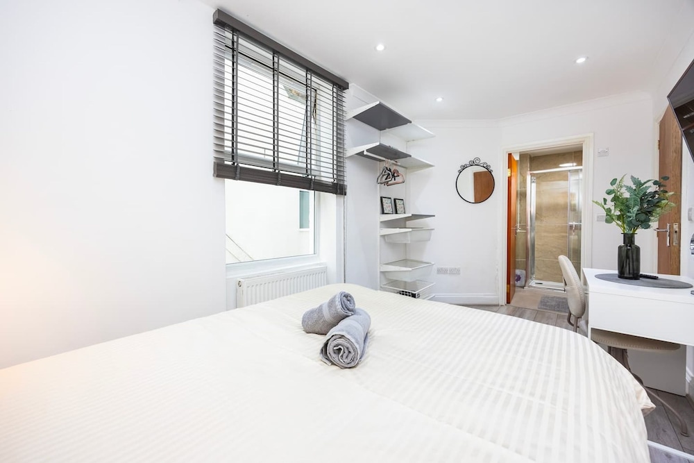 3 Bed 3 Bathroom Flat in Kensington B