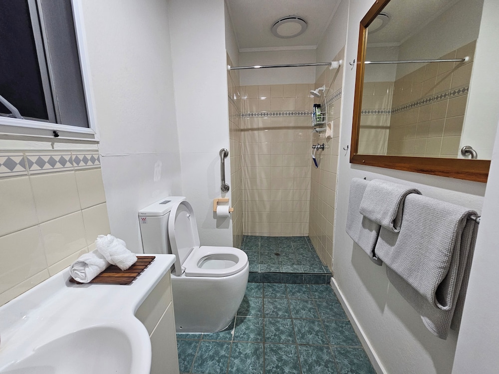 Fletcher Christian Apartments - Isabella Suites