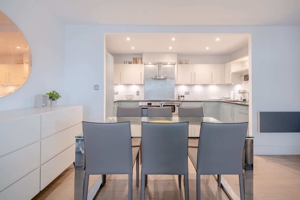 Central 2BD Flat w/ River View Balcony - Vauxhall!
