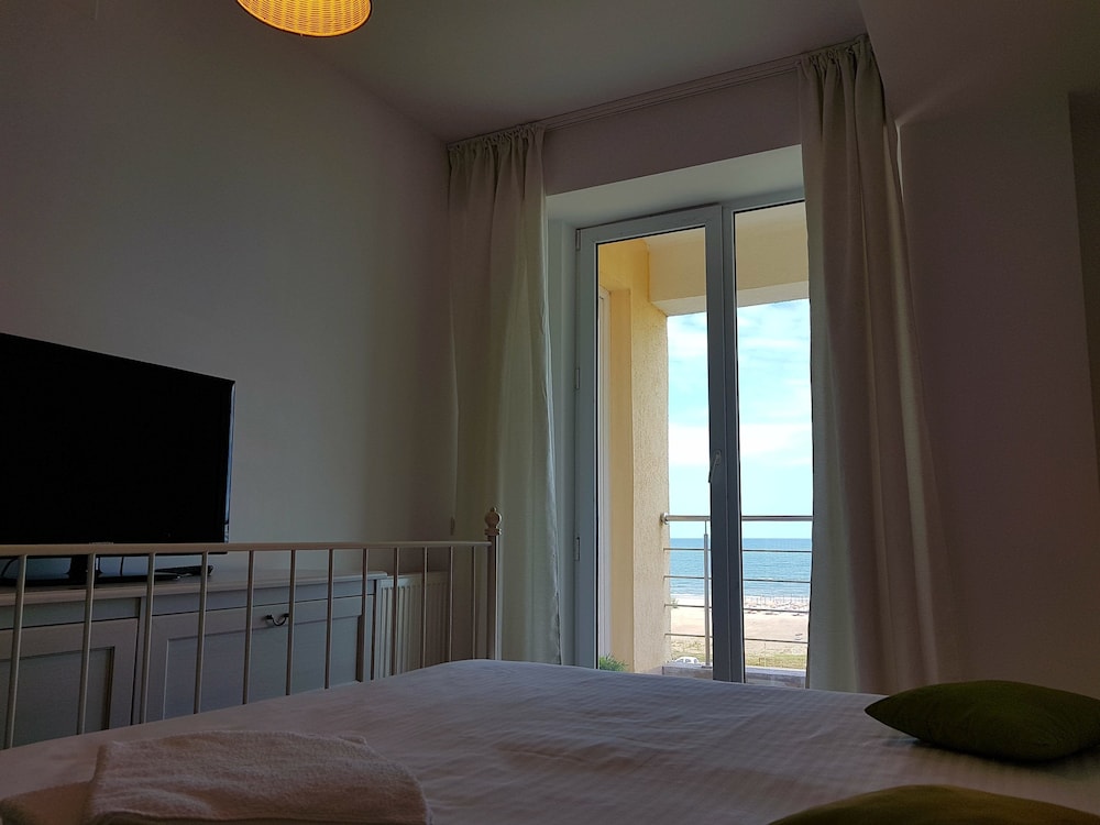 Apartment Summerland Mamaia view 2