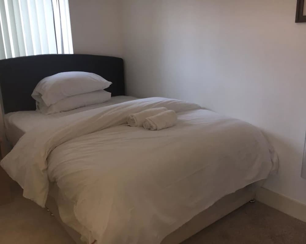 Spacious bright apartment w parking view 3