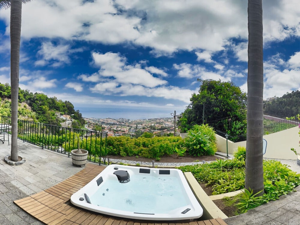 Quinta Martin Modern Retreat view 2