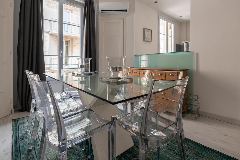 Centrally Located Modern 2 Bed Apartment in Cannes With Aircon and High Ceilings and Modern Design - 696
