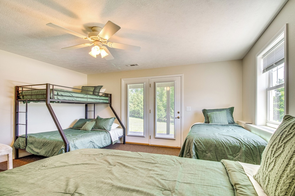 Near Bull Shoals Lake: Spacious Golfer's Getaway!
