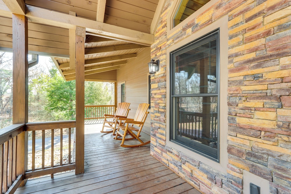 Blue Ridge Orchard Overlook' Cabin w/ Hot Tub