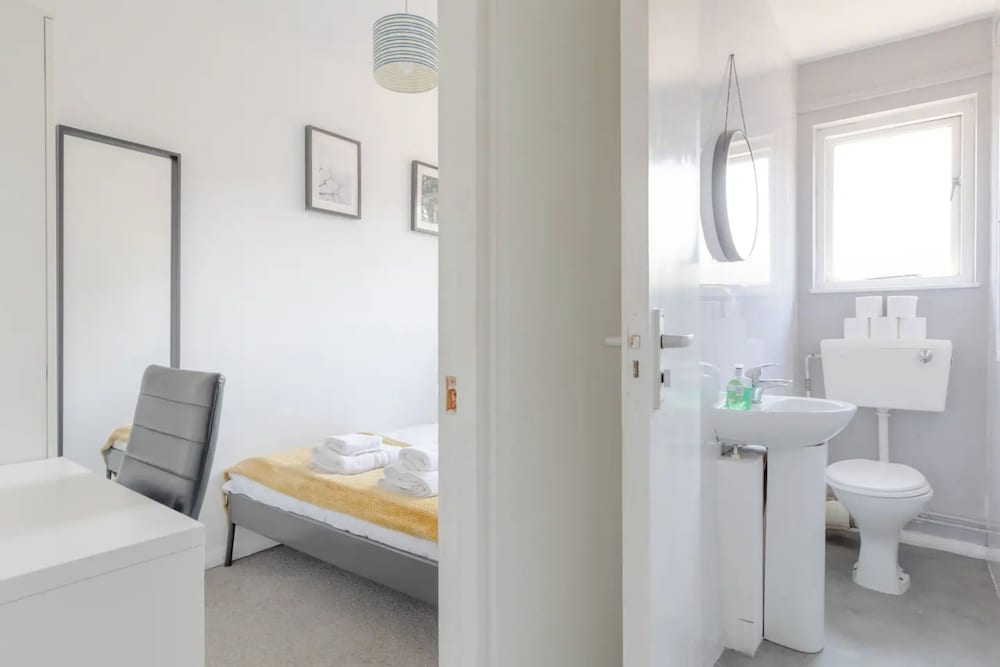 Lovely 4 Bed House w Garden, 1 Stop to Waterloo