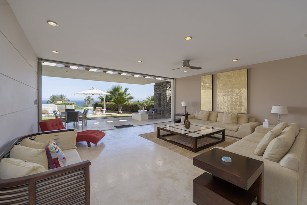 6 BR Huge Villa Steps To Beach Plus A Pool House