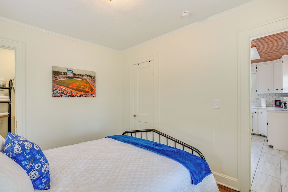 Family-friendly Independence Home: 5 Mi to Stadium view 4