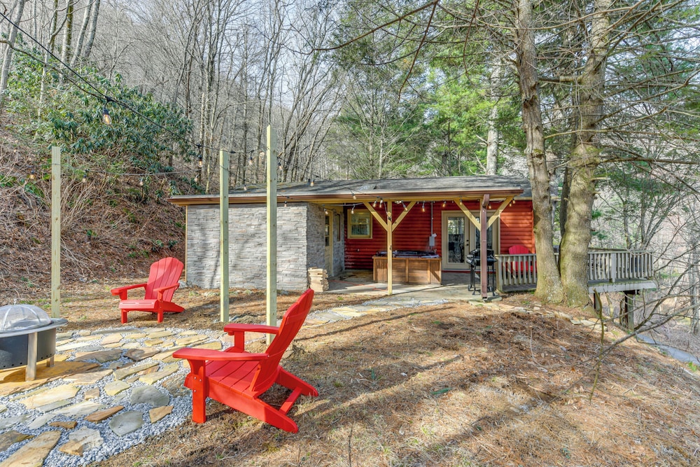 Hot Tub & Mountain Views: Waynesville Retreat!