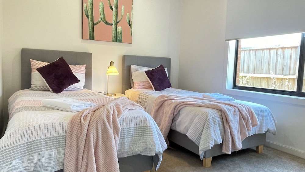 Relax 5 BRM Rental house near Melton