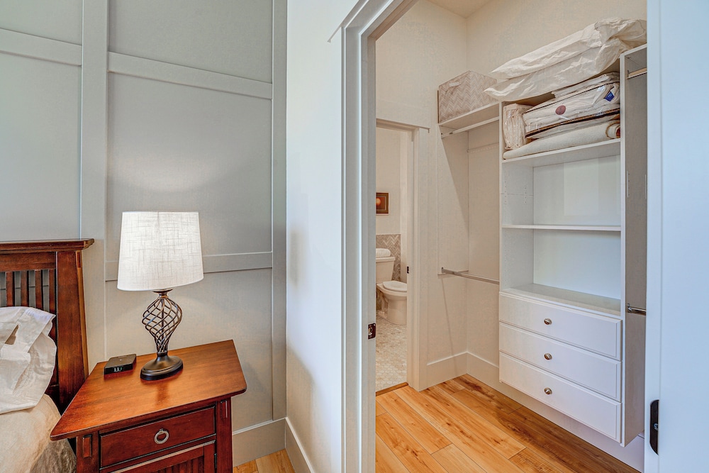 Downtown Grand Haven Condo - Walk to Boardwalk!