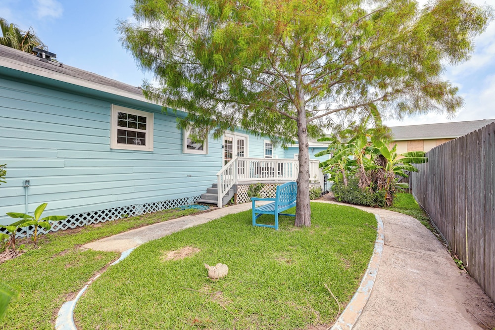 1 Mi to Moody Gardens & Beaches: Galveston Home
