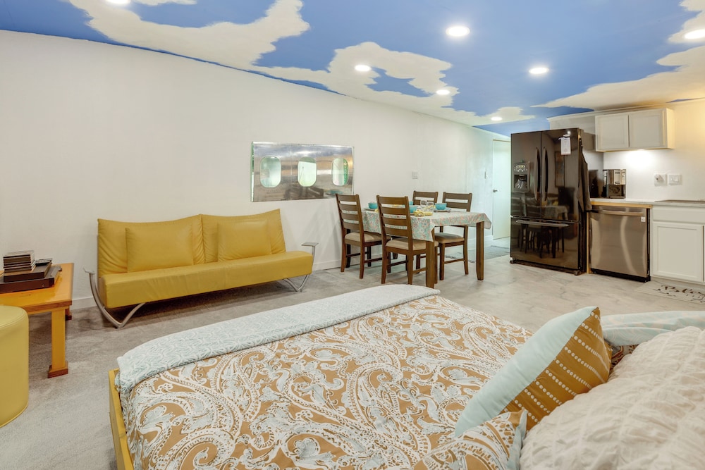 Aircraft Tours! Fly-in Hangar Apt in New Waverly