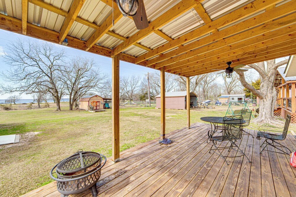 Waterfront Lake Tawakoni Home w/ Yard & Fire Pit