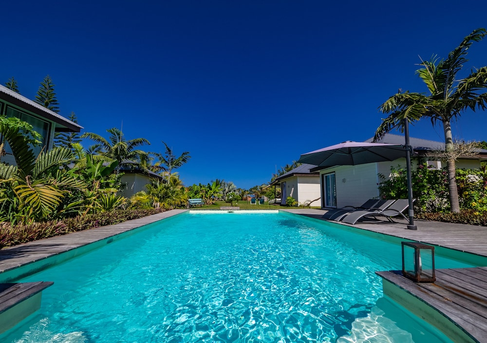 Poé Côté Lagon Beach Bungalows