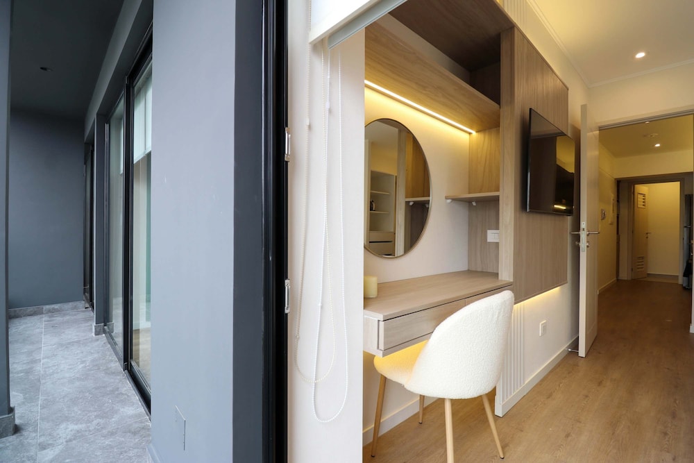 w Elegant 2BR w Balcony Near Larcomar