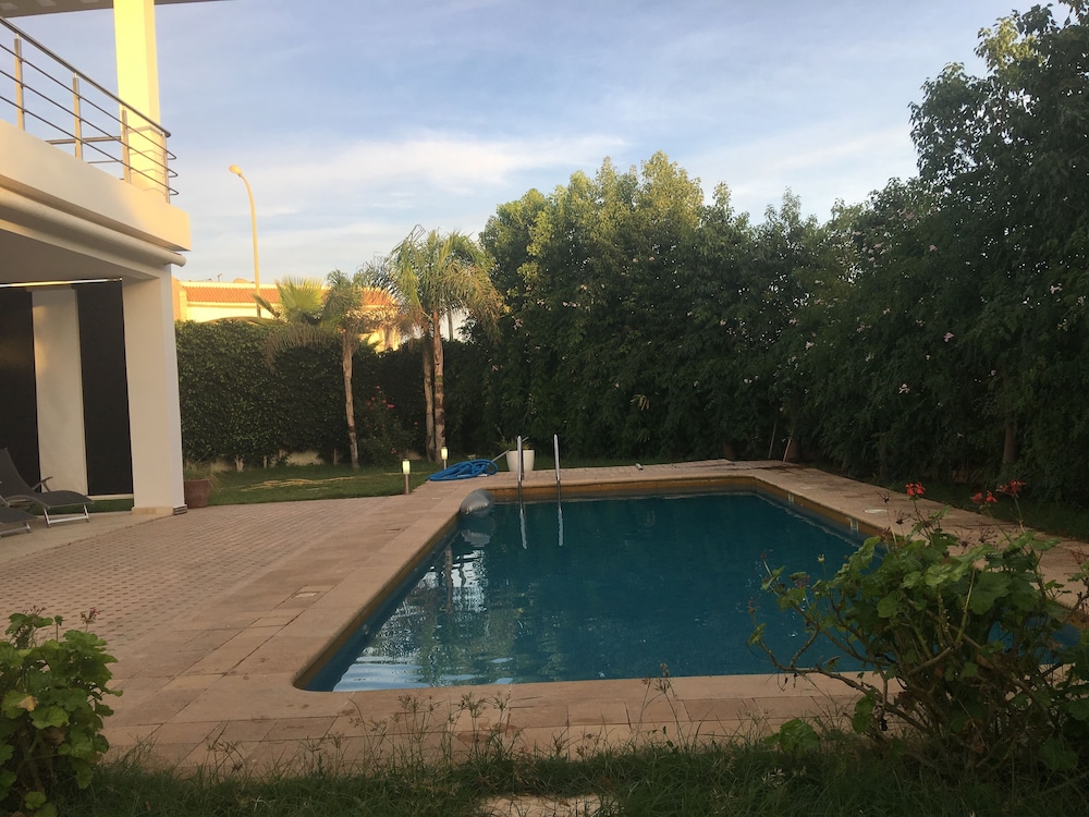 Luxurious 5 Bedrooms Villa Ref HI51053 view 5